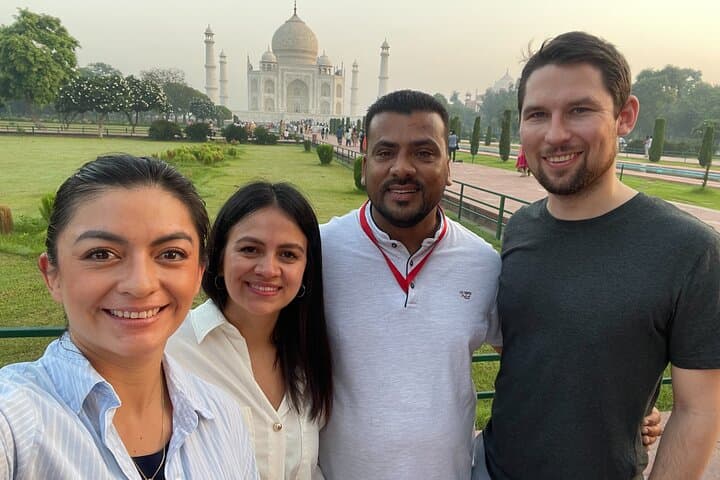 Sunrise Taj Mahal & Agra Fort: Private Day Tour from Jaipur