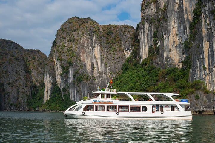 Premium Day Cruise in Halong Bay: Buffet Lunch, Kayaking & Sunset Party