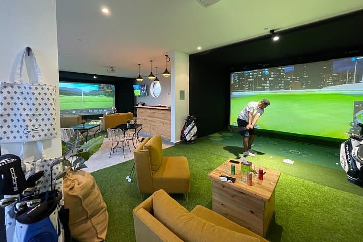 Indoor golf initiation at Beldi Country Club — Marrakech simulator lessons