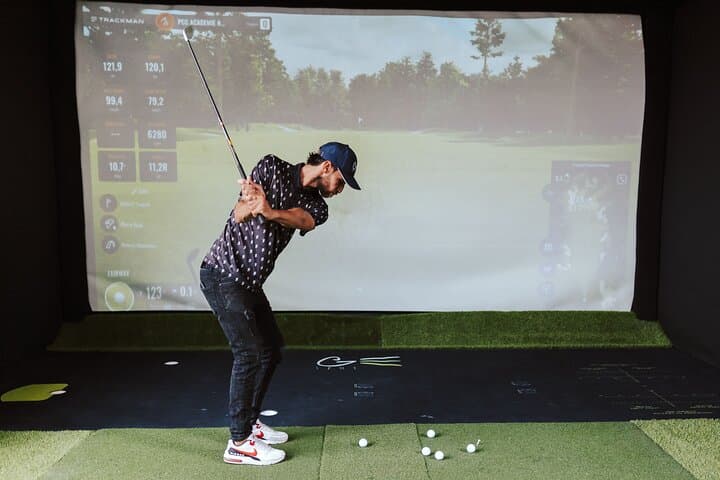 Indoor golf initiation at Beldi Country Club — Marrakech simulator lessons photo 3