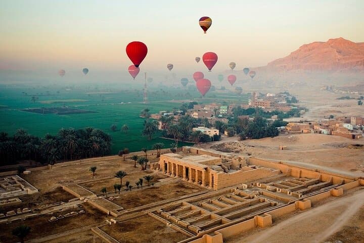 Luxor VIP Sunrise Balloon Flight with Personalized Photography photo 6