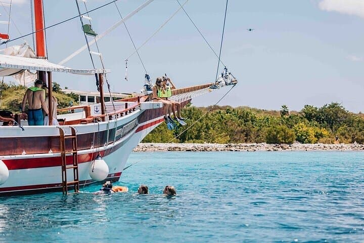 Bonaire Luxury Schooner Snorkel and Local Lunch: Cruise, Snorkel & Beachside Flavors