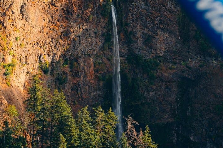 Columbia River Gorge Air Tour — Multnomah Falls Scenic Flight from Portland photo 2