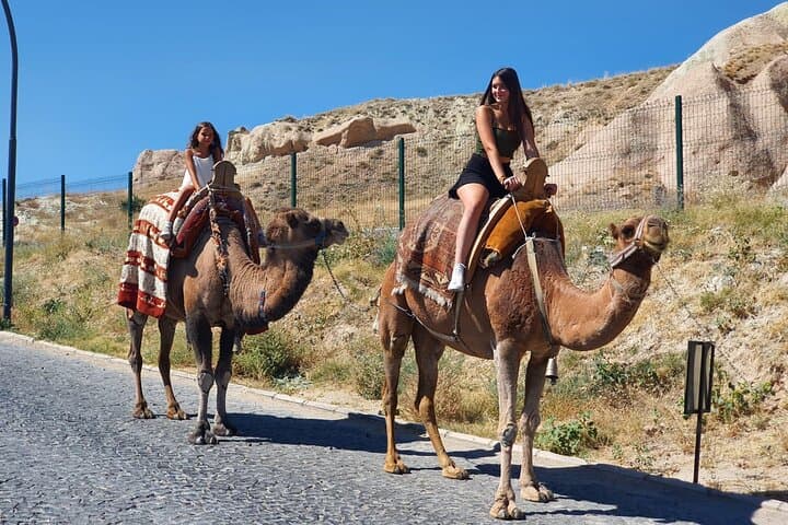 Cappadocia 2-Day Spanish Tour with Hot-Air Balloon and Domestic Flights