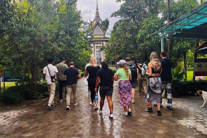 S-21 and Choeung Ek Killing Fields Tour with Khmer Lunch in Phnom Penh