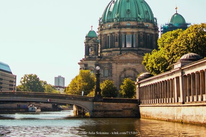 Private World War II Walking Tour Berlin: Holocaust Memorial & Reichstag Half-Day photo 4