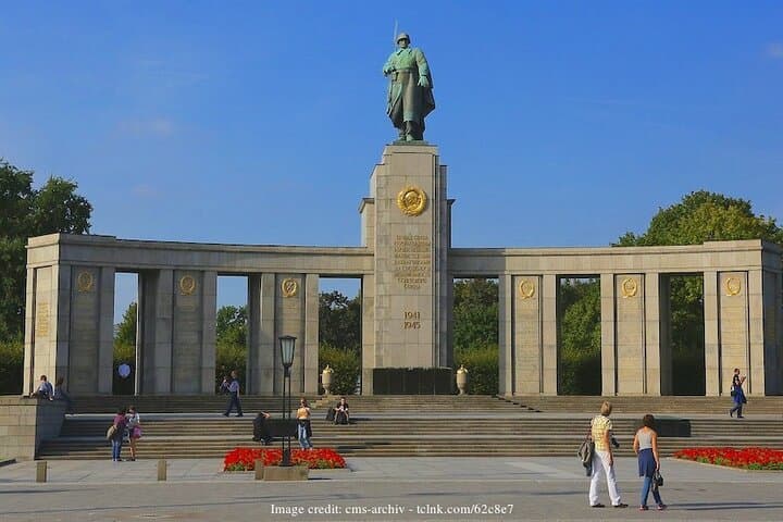 Private World War II Walking Tour Berlin: Holocaust Memorial & Reichstag Half-Day photo 5