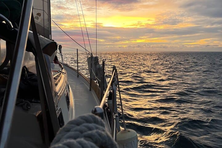 Santa Marta Sunset Sailing: Evening Catamaran Cruise in the Bay