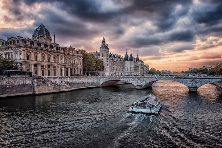 Paris Halloween Walking Tour: Haunted Île de la Cité Ghost Stories & Night Walk photo 6