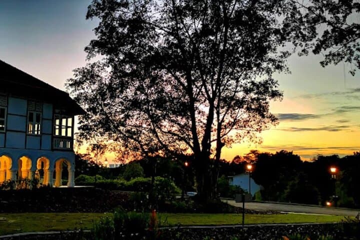 Sunrise Stroll: Botanic Gardens & Tiong Bahru Walking Tour with Hawker Breakfast