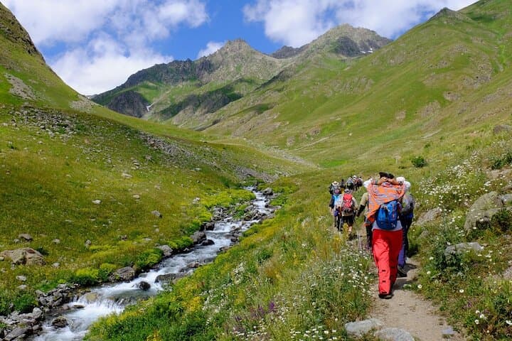 Manali Nature Trekking: 3-Hour Guided Walk to Vashisht & Jogini Falls