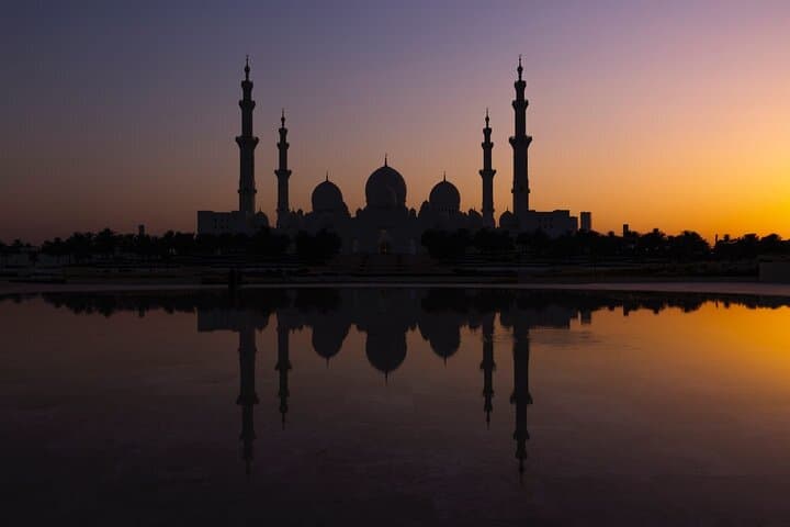 Private Abu Dhabi City Tour: Sheikh Zayed Mosque, Corniche & Qasr Al Watan in a Day