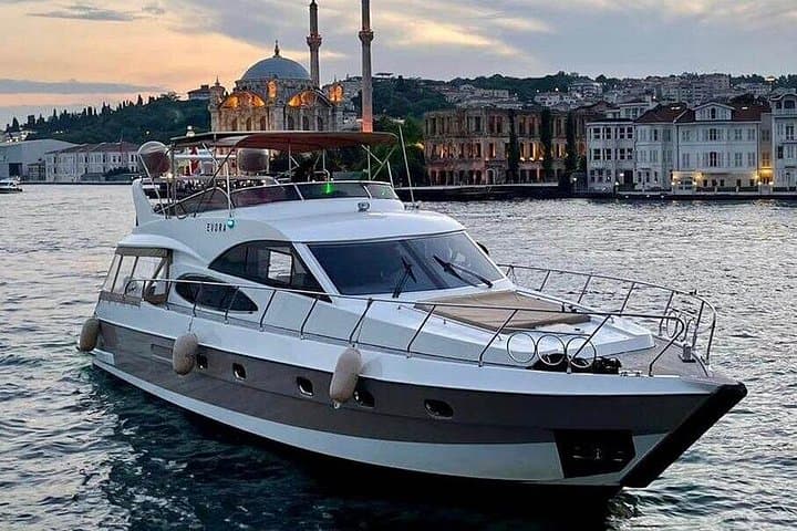 Private Bosphorus Yacht Tour — All‑Inclusive 2‑Hour Istanbul Cruise