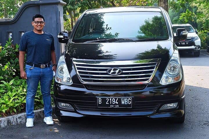 Private Yogyakarta Transport with English-Speaking Driver for Borobudur Kraton Merapi