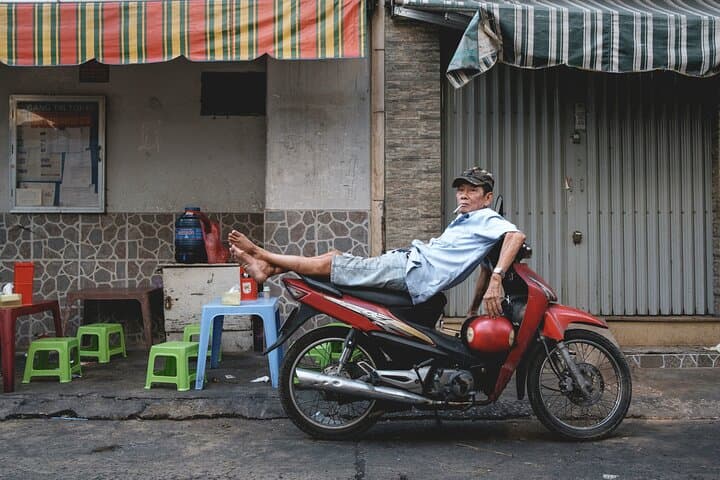 Sunset Street Photography Tour in Saigon — Private Walk Through Old and New photo 5