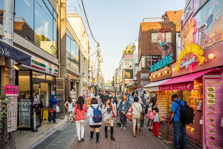 Tokyo Romantic Walking Tour: Private 3-Hour Couples Experience photo 4