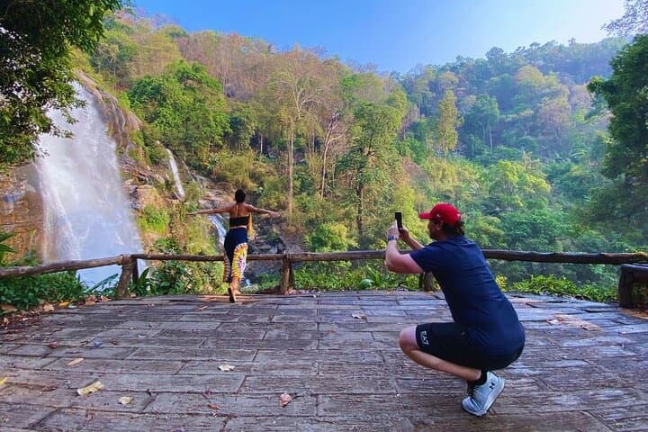 Doi Inthanon Private Day Tour: Twin Pagodas, Cloud Forest Boardwalk & Waterfall Hikes