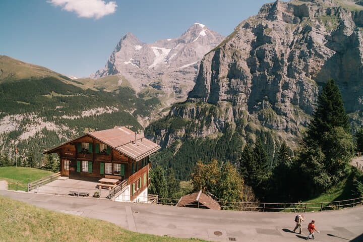 Lauterbrunnen Private Tour: Alpine Photoshoot & Fondue Picnic in Mürren