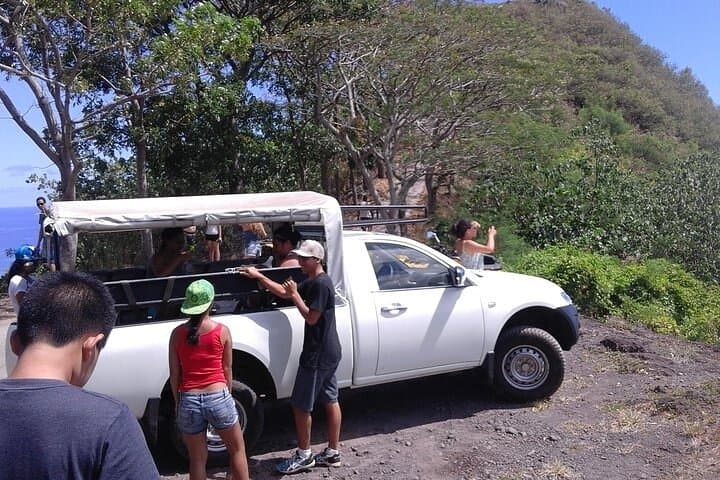 Moorea 4x4 Safari: Belvedere, Pineapples & Magic Mountain in Half a Day photo 3