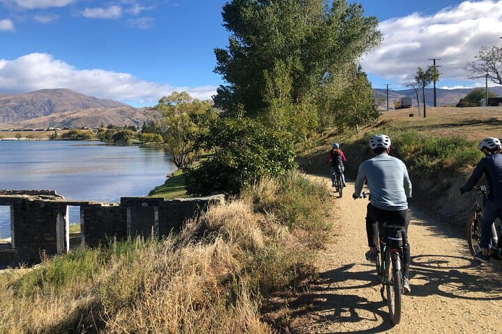 E‑Bike Lake Dunstan Wine Ride: Bannockburn Vineyards & Easy Cycling from Wanaka photo 2