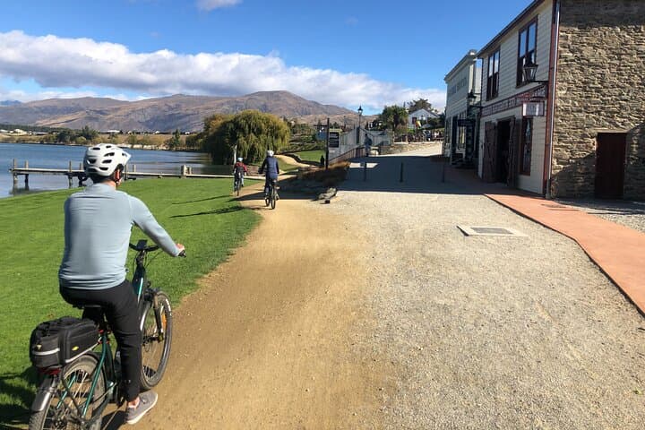E‑Bike Lake Dunstan Wine Ride: Bannockburn Vineyards & Easy Cycling from Wanaka photo 1