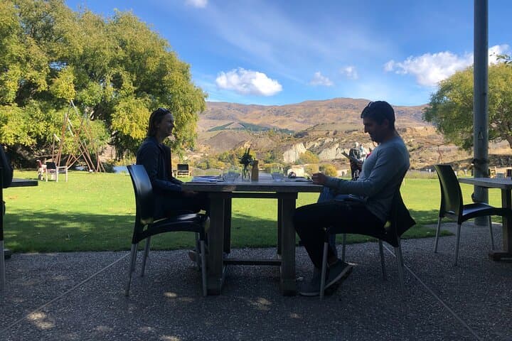 E‑Bike Lake Dunstan Wine Ride: Bannockburn Vineyards & Easy Cycling from Wanaka photo 4