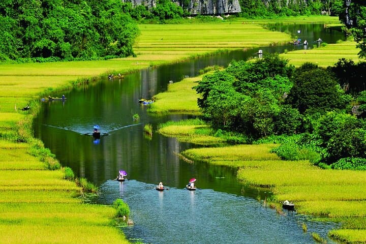 Karst Rivers & 500 Steps: Hanoi to Ninh Binh Day Trip to Trang An, Tam Coc & Mua Cave photo 2