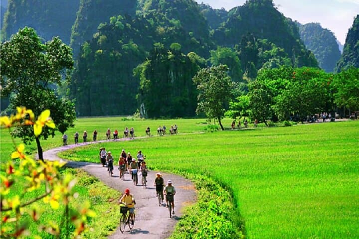 Karst Rivers & 500 Steps: Hanoi to Ninh Binh Day Trip to Trang An, Tam Coc & Mua Cave photo 4