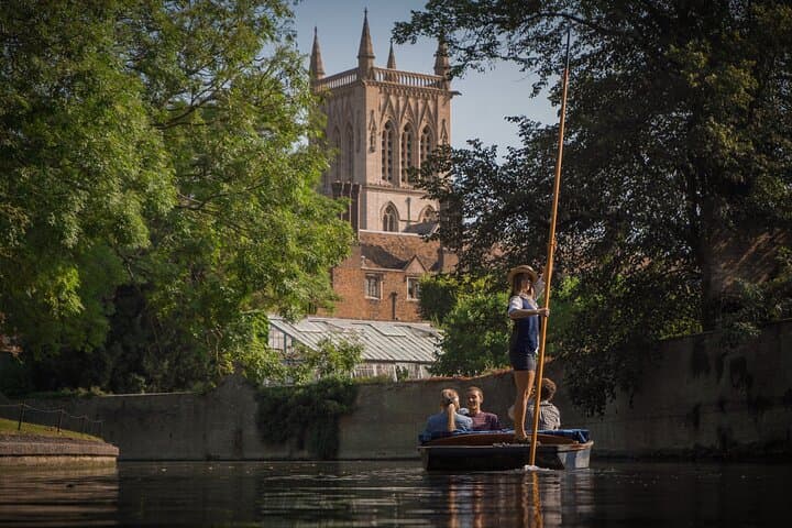 Punting Tour in Cambridge: 45-Minute River Cam Experience Through the College Backs
