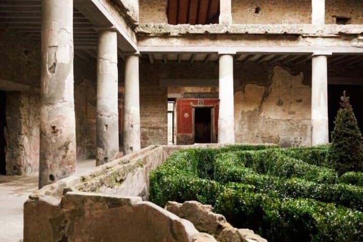 Pompeii Guided Tour with a Local Guide: Explore the Ancient Ruins photo 6