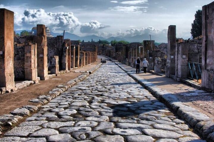Pompeii Guided Tour with a Local Guide: Explore the Ancient Ruins photo 5
