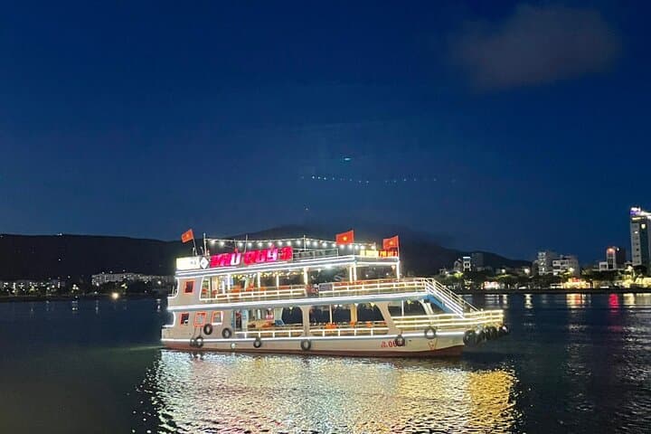 Nha Trang Sunset Cruise with Seafood BBQ and Tien Son Mountain Trek