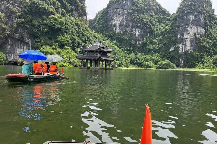 Full-Day Ninh Binh: Hoa Lu, Trang An & Mua Cave Luxury Tour photo 6