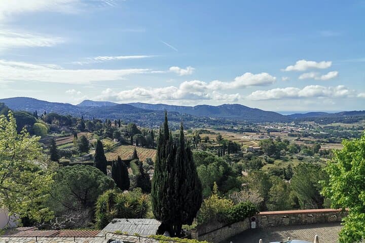 Luberon Wine & Charm: Day Tour of Ménerbes, Lacoste, Gordes & Roussillon