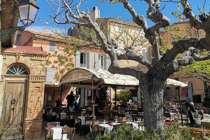 Luberon Wine & Charm: Day Tour of Ménerbes, Lacoste, Gordes & Roussillon photo 4