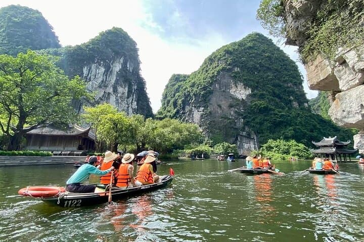 Full-Day Ninh Binh: Hoa Lu, Trang An & Mua Cave Luxury Tour photo 5