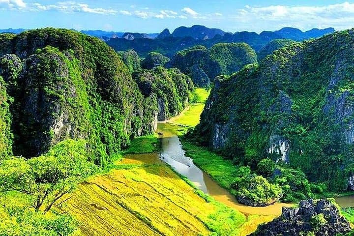 3-Day Ninh Binh to Ha Long Luxury Cruise: Kayaks, Caves & Pagodas