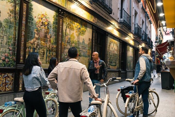 Madrid Night Vintage Bike Ride Under the Christmas Lights photo 3
