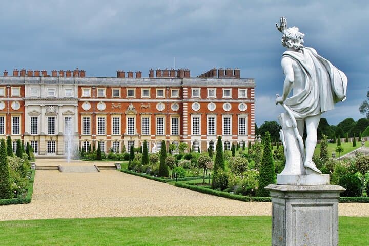 Skip-the-Line Private Day Trip to Hampton Court Palace from London photo 3