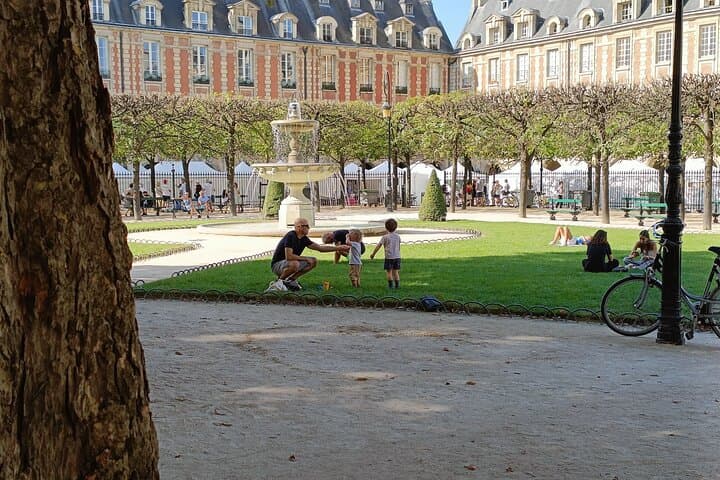 Family-Friendly Le Marais Walking Tour with Macarons and History photo 2