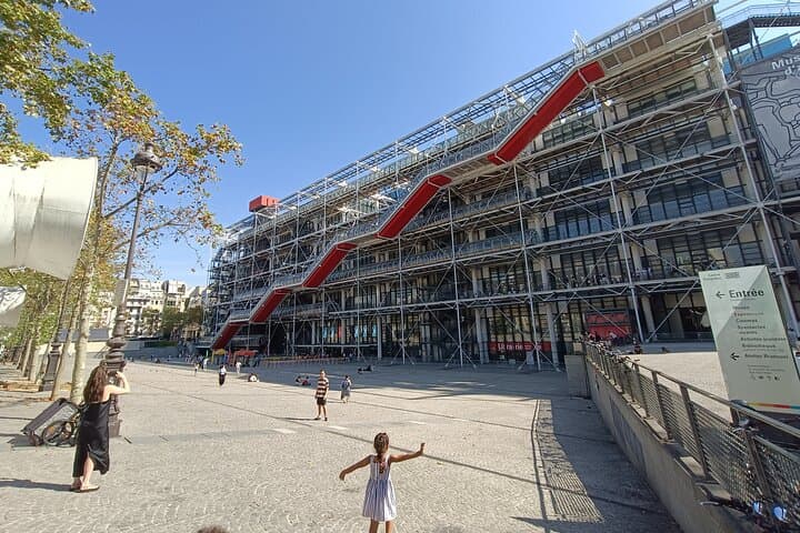 Family-Friendly Le Marais Walking Tour with Macarons and History photo 4