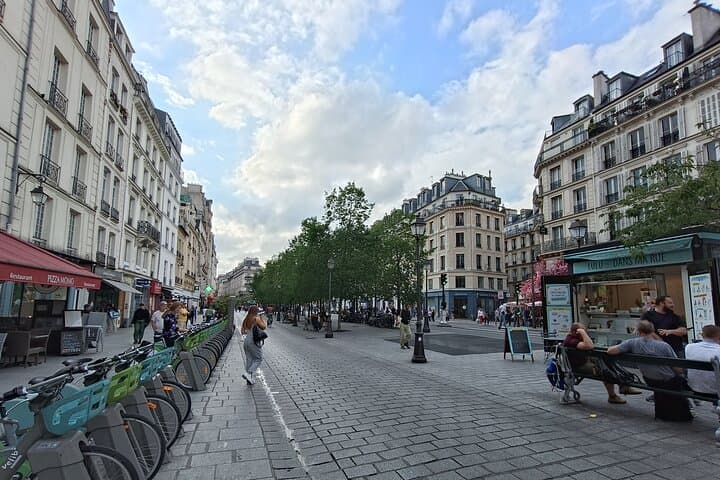 Family-Friendly Le Marais Walking Tour with Macarons and History photo 6
