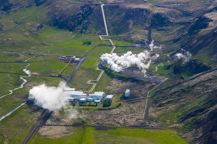 Helicopter Photo Tour: Ölfusá River Braids & Hengill Geothermal Steam photo 4