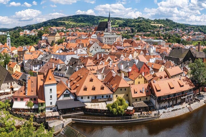 Private Transfer Prague to Vienna via Cesky Krumlov — 2‑Hour Castle Stop photo 2