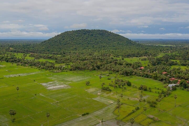 Full-Day Private Tour from Siem Reap to Battambang: Bamboo Train, Temples & Phnom Sampov