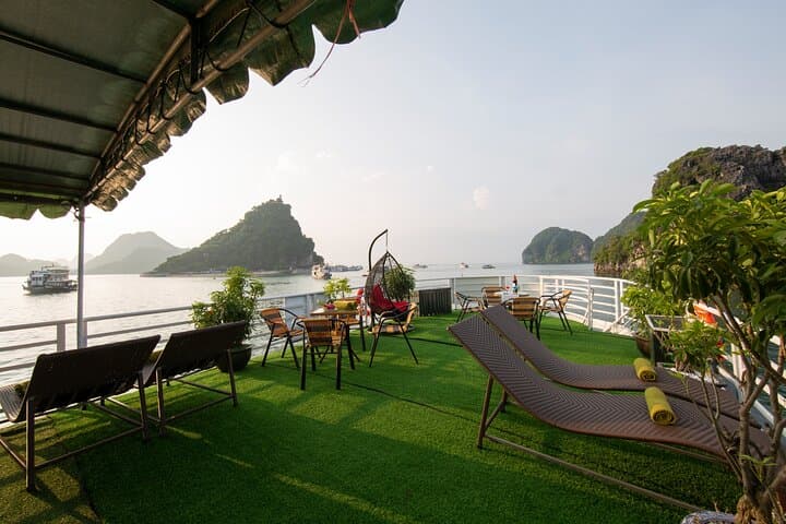 Full-Day Cong Cruise: Explore Ha Long Bay Sung Sot Cave Kayaking & Beach photo 6