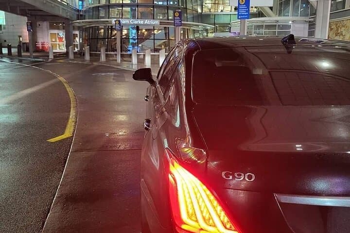 Seattle to/from Canada Airport Transfers — Sea‑Tac to Vancouver & Cross‑Border Rides photo 1