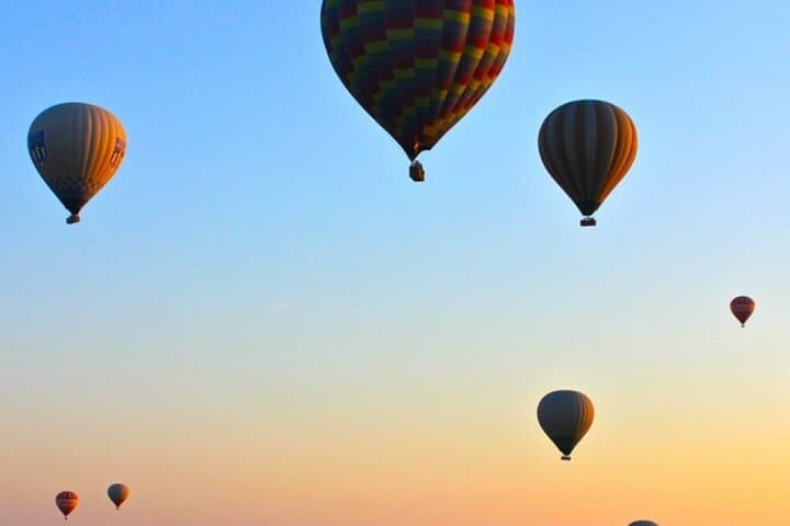 Sunrise Hot Air Balloon Over the Dubai Desert: Wildlife & Dune Views