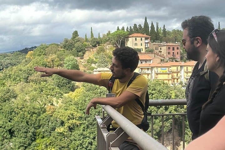 Hike and Wine Tasting in Pitigliano: Walk the Etruscan Vie Cave and Private Cellar photo 3