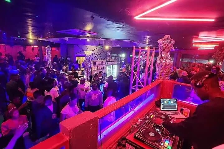 Harare Day-to-Night: Balancing Rocks, Markets & Nightlife Full-Day Tour